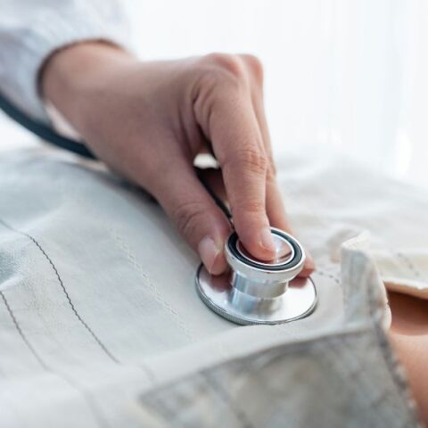 Δύο καρδιολόγοι αποκαλύπτουν τα έξι «ανθυγιεινά» τρόφιμα και ποτά που συνεχίζουν να καταναλώνουν, εξηγώντας γιατί δεν χρειάζεται να τα κόψουμε πλήρως.