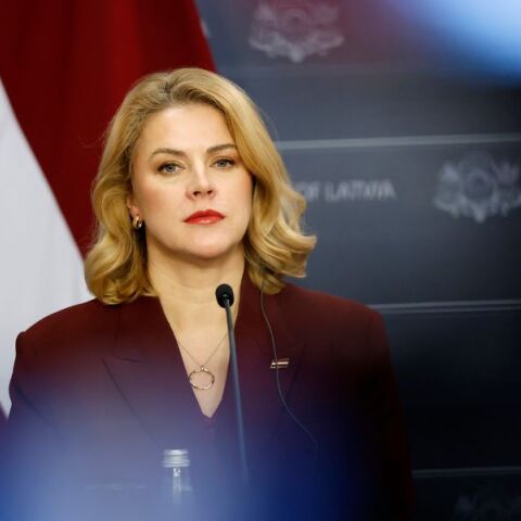 Λετονία: Η Εβίκα Σιλίνια παραιτείται μετά τη σύγκρουση για τον υπουργό Άμυνας, προκαλώντας πολιτική κρίση στη χώρα λίγους μήνες πριν τις εκλογές.