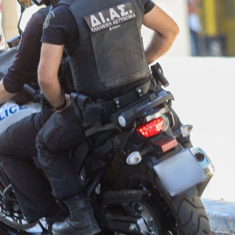 Λιόσια: Δύο τραυματίες αστυνομικοί από επίθεση 80 ατόμων έπειτα από καταδίωξη