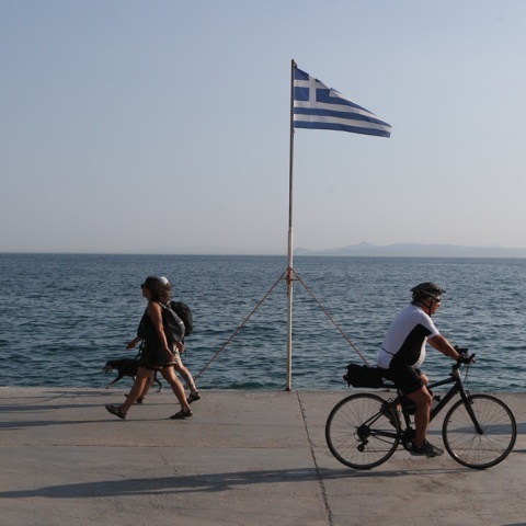 Πολίτες με ποδήλατο και σκυλάκια κάνουν βόλτα στην παραλία του Αλίμου