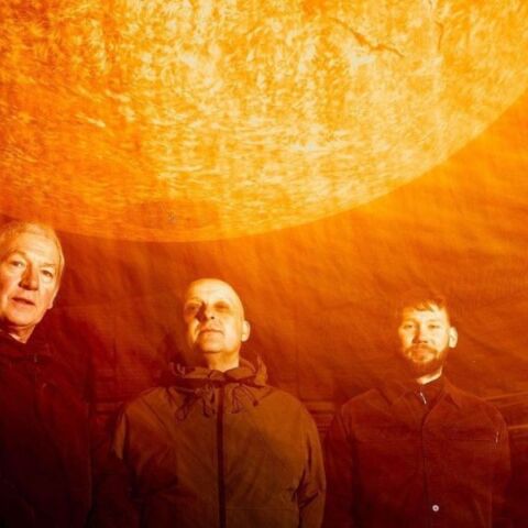 Οι Inspiral Carpets επέστρεψαν με νέο single μετά από 12 χρόνια και ετοιμάζονται για περιοδεία, συνεχίζοντας την πορεία τους μετά τo reunion του 2023.