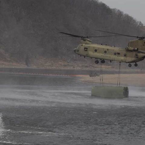 Αμερικανική στρατιωτική άσκηση για το πέρασμα ποταμού από αμφίβιες δυνάμεις με εναέρια κάλυψη από ελικόπτερο