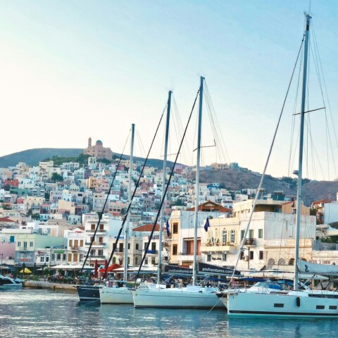Σύρος, το ελληνικό μυστικό διαμάντι - Το αποθεωτικό αφιέρωμα στο νησί που εκπλήσσει τους πάντες - Οι παστέλ αποχρώσεις, τα μαρμάρινα σοκάκια, τα αρχοντικά και τα επιβλητικά δημόσια κτίρια