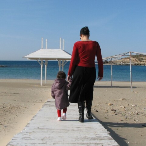 Μητέρα με παιδί σε παραλία