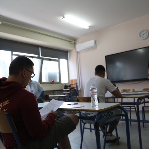 Υποψήφιοι των Πανελληνίων μέσα σε εξεταστικό κέντρο την ώρα της εξέτασης
