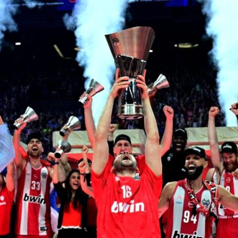 Final Four 2026: Η στιγμή της απονομής του τέταρτου ευρωπαϊκού του Ολυμπιακού