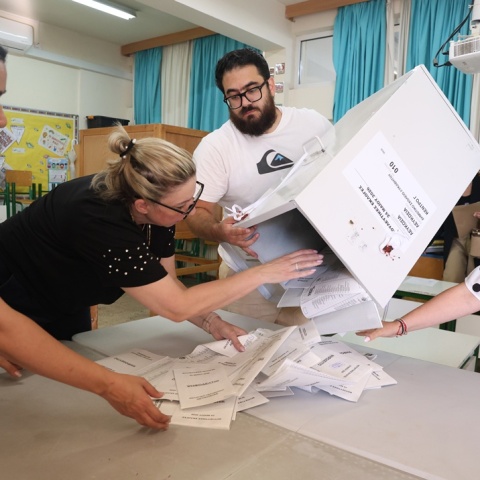 Καταμέτρηση ψήφων μετά το άνοιγμα της κάλπης για τις εκλογές στην Κύπρο