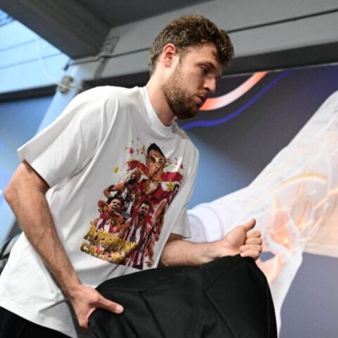 Final Four 2026: «Athens calling…» – Η άφιξη του Ολυμπιακού στο T-Center και το επικό μπλουζάκι του Βεζένκοφ