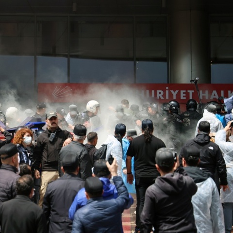 Τουρκία: Αστυνομική επέμβαση στα κεντρικά του CHP - Απομακρύνθηκε ο Οζγκιούρ Οζέλ 