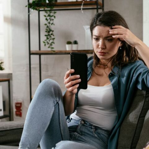 Παραπληροφόρηση στα social media για την περιεμμηνόπαυση οδηγεί γυναίκες σε λανθασμένες θεραπείες και ανεπιθύμητες εγκυμοσύνες, προειδοποιούν ειδικοί.