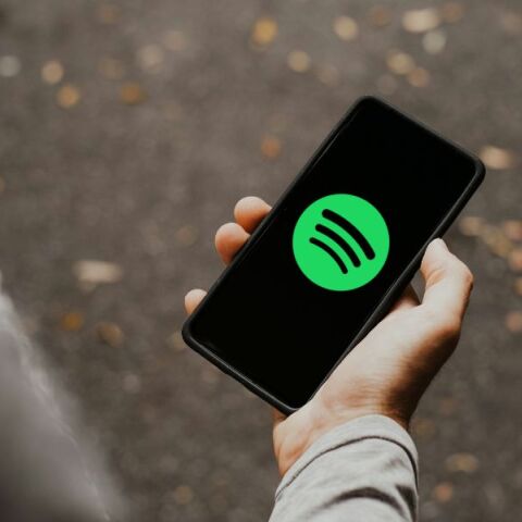 Χρήστες κατηγορούν το Spotify ότι υποβαθμίζει τους δημιουργούς με τη νέα λειτουργία remix τραγουδιών μέσω τεχνητής νοημοσύνης.