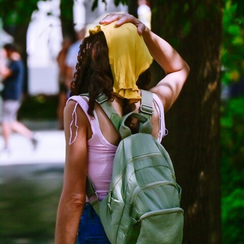 Τουρίστρια προσπαθεί να προστατευτεί από τη ζέστη στην Αθήνα