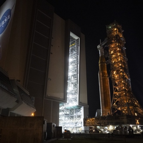 Μια φωτογραφία που διατέθηκε από τη NASA δείχνει τον πύραυλο Space Launch System (SLS) της NASA και το διαστημόπλοιο Orion, στερεωμένα στον κινητό εκτοξευτή, καθώς εκκινεί από το Κτίριο Συναρμολόγησης Οχημάτων προς την Εξέδρα Εκτόξευσης 39Β, στο Διαστημικό Κέντρο Κένεντι της NASA