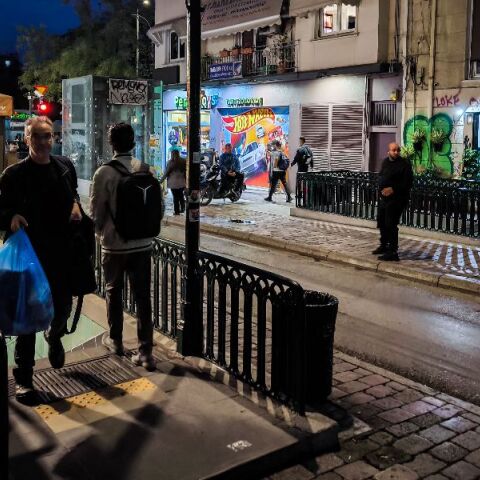 Η Σόφκα Ζινοβιέφ εξυμνεί στον Guardian την πλατεία Βικτωρίας: Ήταν η έμπνευση για το νέο της βιβλίο
