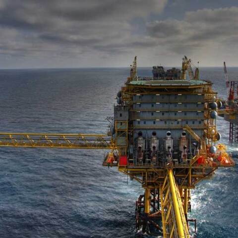 Εξέδρα πετρελαίου και φυσικού αερίου στη θάλασσα