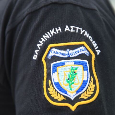 Συνελήφθη αστυνομικός στη Βουλιαγμένης με παράνομο οπλισμό και 8.000 ευρώ - Η ΕΛ.ΑΣ. ερευνά τη διασύνδεσή του με κύκλωμα εκβιαστών.