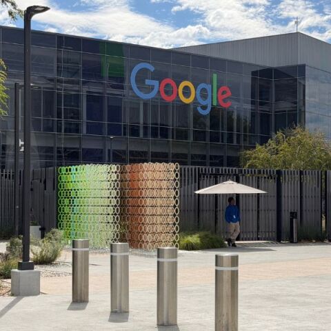 Η Alphabet, μητρική της Google, σχεδιάζει να αντλήσει 80 δισ. δολάρια για επενδύσεις στην τεχνητή νοημοσύνη, εντείνοντας τον ανταγωνισμό στον κλάδο.