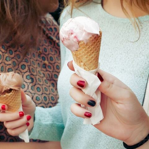 Γιατί παθαίνουμε «brain freeze» όταν τρώμε παγωτό - Το κόλπο για να σταματήσει πιο γρήγορα