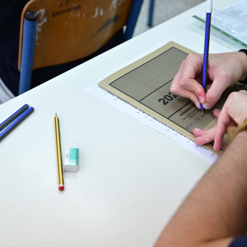 Υποψήφιος των Πανελληνίων γράφει στο εξώφυλλο του τετραδίου απαντήσεων