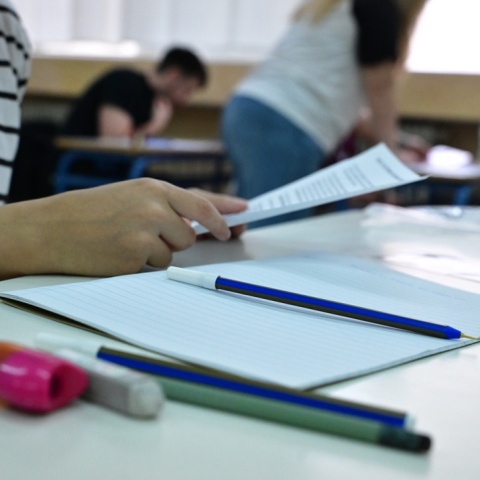 Υποψήφια των Πανελληνίων 2026 στο εξεταστικό κέντρο