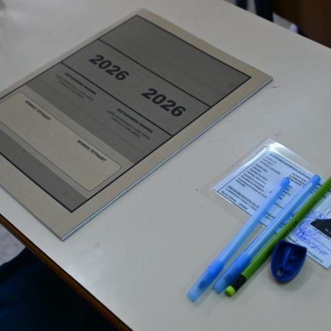 Τετράδιο απαντήσεων και στυλό πάνω σε θρανίο σε εξεταστικό κέντρο των Πανελληνίων 2026