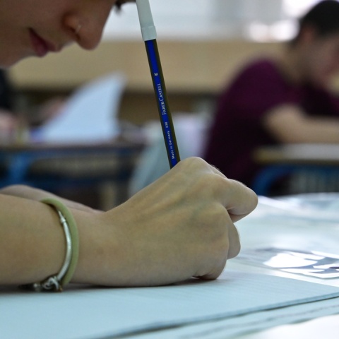 Υποψήφιος των Πανελληνίων 2026 γράφει στο τετράδιο εργασιών