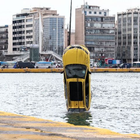 Τραγωδία στον Πειραιά: Νεκρός ο οδηγός του ΙΧ που έπεσε στη θάλασσα