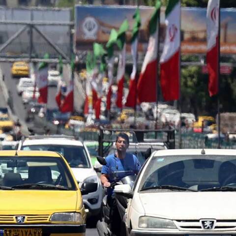 Αυτοκίνητα  και μηχανάκια σε δρόμο της Τεχεράνης