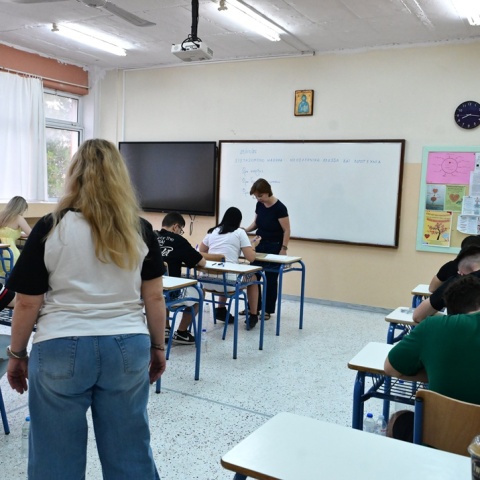 Υποψήφιοι των Πανελληνίων 2026 σε εξεταστικό κέντρο