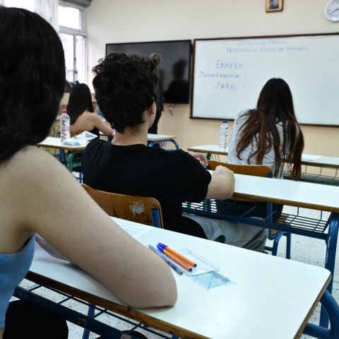 Υποψήφιοι των Πανελληνίων 2026 σε εξεταστικό κέντρο