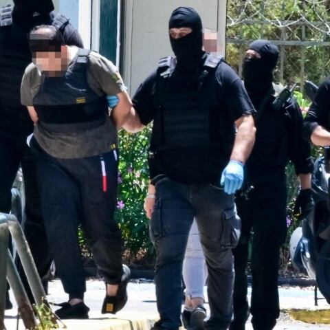 Ο 37χρονος Παλαιστίνιος, που κατηγορείται για σύνδεση με τη Χαμάς και τρομοκρατία, οδηγείται στην εισαγγελία