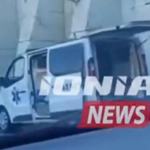 Ασθενοφόρο στην Πάτρα πήρε φωτιά εν κινήσει