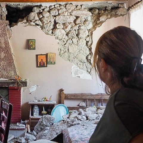 Καταστροφές στο εσωτερικό σπιτιού στη Βόρεια Εύβοια μετά τις σεισμικές δονήσεις