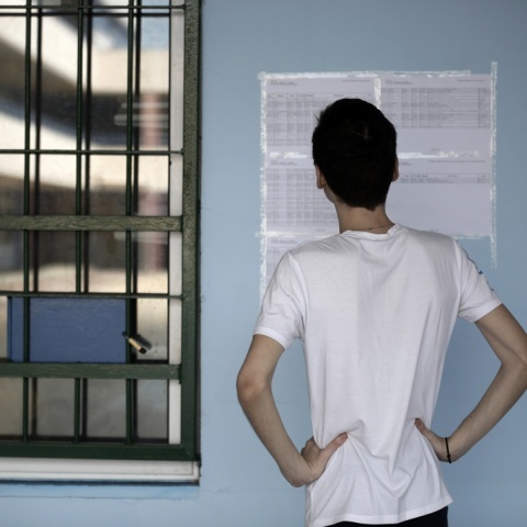 Υποψήφιος των Πανελληνίων μπροστά από κόλλες στις οποίες έχουν ανακοινωθεί τα αποτελέσματα των Βάσεων 