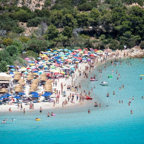 Παραλία της Σαρδηνίας απαγορεύει τις ομπρέλες για άτομα ηλικίας 10 έως 65 ετών