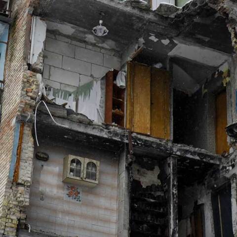 Κατεστραμμένο κτίριο στην Ουκρανία μετά τον ρωσικό βομβαρδισμό