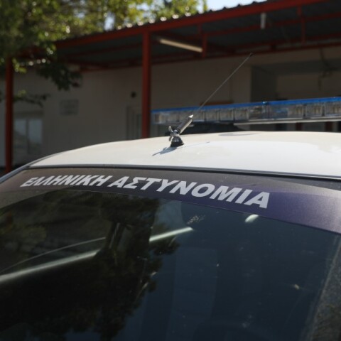 Περιπολικό έξω από κατοικία