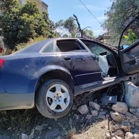 Αυτοκίνητο στην Αργολίδα γκρέμισε μάντρα