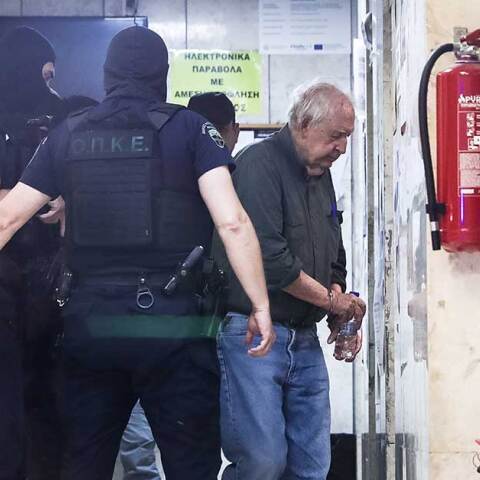 Ο Αλέξανδρος Γιωτόπουλος, με χειροπέδες, οδηγείται στην Εισαγγελία Εφετών Πειραιά