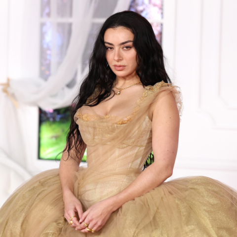 Η Charli XCX στην παγκόσμια πρεμιέρα του «Ανεμοδαρμένα Ύψη» 