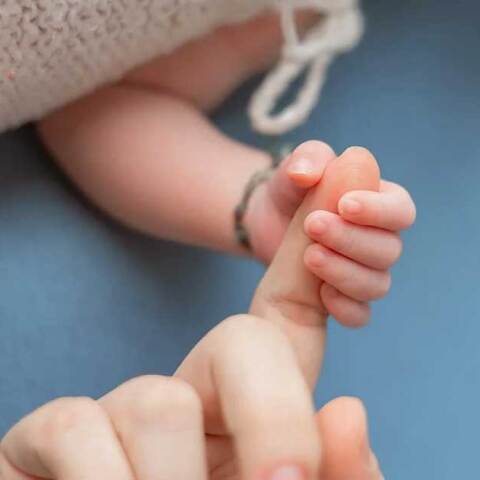 Νεογέννητο κρατά το δάκτυλο του μπαμπά του