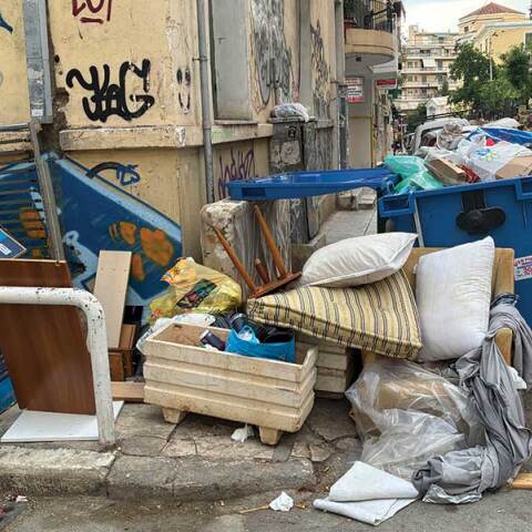Σε βλέπω εγκαταλειμμένη
