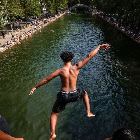 Ο καύσωνας προκαλεί δεκάδες θανάτους στην Ευρώπη - Στη Γαλλία 40 άνθρωποι έχασαν τη ζωή τους από πνιγμούς που συνδέονται με τη ζέστη.