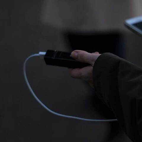 Φόρτιση κινητού τηλεφώνου με power bank