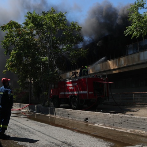 Κλειστοί δρόμοι στο Αιγάλεω λόγω της φωτιάς σε εργοστάσιο
