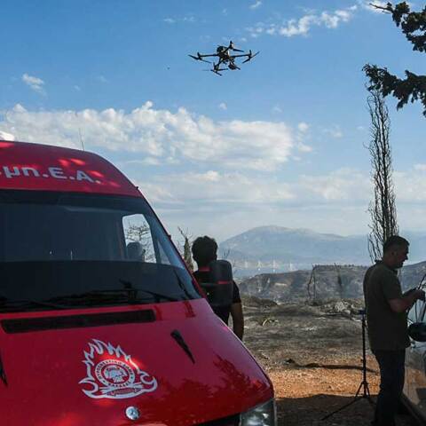 Drone της Πυροσβεστικής παρακολουθεί την εξέλιξη της φωτιάς