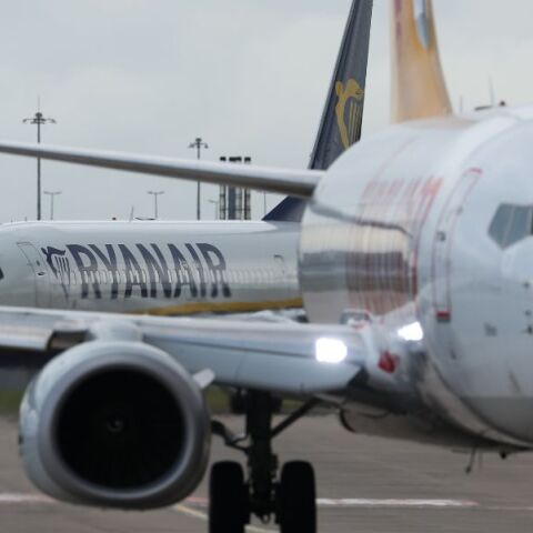 Η Ryanair καταργεί τη χρέωση κράτησης θέσης για γονείς που θέλουν να κάθονται δίπλα στα μικρά παιδιά τους - Η αεροπορική εταιρεία προσαρμόζει την πολιτική της 