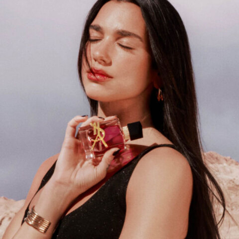 Η Dua Lipa διαφημίζει το YSL Beauty Libre Berry Crush Eau de Parfum