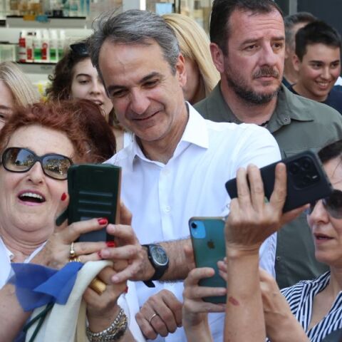 Περιοδεία Κυριάκου Μητσοτάκη στη Νέα Σμύρνη - Επισκέφθηκε το Milon Camp, περπάτησε στην αγορά και συζήτησε με επαγγελματίες και πολίτες
