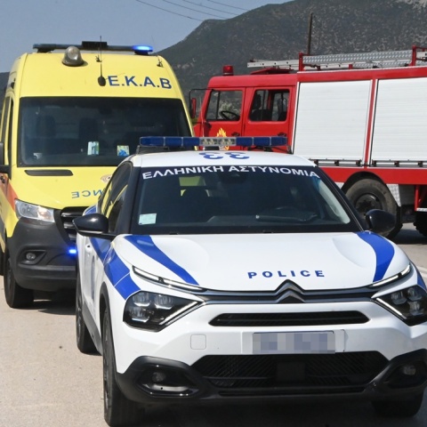 Ασθενοφόρο, περιπολικό και όχημα της Πυροσβεστικής σε σημείο όπου καταγράφηκε τροχαίο